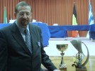 Prof. Andrzej Czyżewski prezentuje Puchar Grand Prix i Symbol Grand Prix International przyznane w Brukseli za wynalazki z dziedziny informatyki medycznej